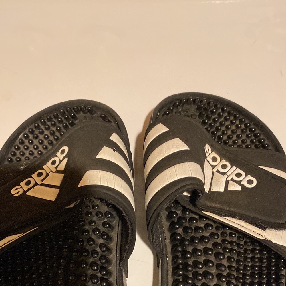 Adidas boys size 2 youth slide sandals !great condition